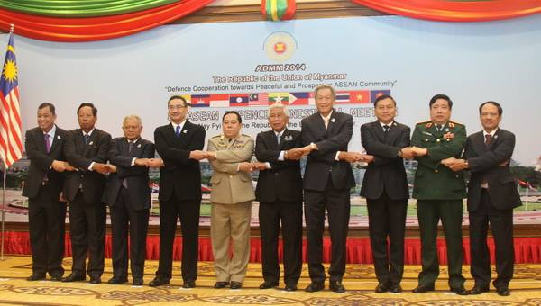Các trưởng đoàn và Tổng thư ký ASEAN Lê Lương Minh chụp ảnh chung tại Hội nghị. (Ảnh: Bảo Trung/TTXVN) Hội nghị Bộ trưởng Quốc phòng ASEAN ra Tuyên bố chung ảnh 1