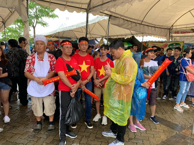 Việt Nam sẽ phải thủy chiến với Thái Lan do mưa lớn ở sân Thammasat ảnh 1