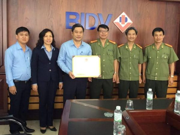 BIDV Khánh Hòa phối hợp cơ quan công an lập công bắt tội phạm thẻ ảnh 1
