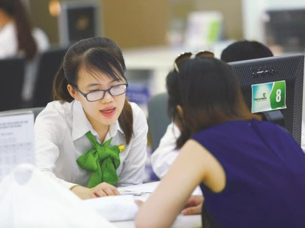 Giao dịch tại Vietcombank. (Nguồn: Vietcombank) Vietcombank được bình chọn là ngân hàng uy tín nhất Việt Nam ảnh 1