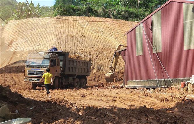 Công ty TNHH Xây dựng Hoàng Thắng san gạt cải tạo mặt bằng ở tổ 1 thị trấn Nguyên Bình (tỉnh Cao Bằng) khi chưa có đề án bảo vệ môi trường. (Ảnh: Quốc Đạt/TTXVN) Cao Bằng: Doanh nghiệp vi phạm vẫn thi công, không chấp hành xử phạt ảnh 1