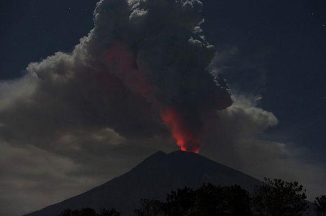 Indonesia: Núi lửa Agung phun trào tạo cột tro bụi cao 2.000m ảnh 1