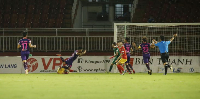 Trọng tài tiếp tục trở thành vấn đề nóng của V-League 2020 sau 6 vòng đấu đầu tiên. (Ảnh: VPF) Vòng 7 V-League 2020: Nỗi lo mang tên ''những vị vua áo đen'' ảnh 1
