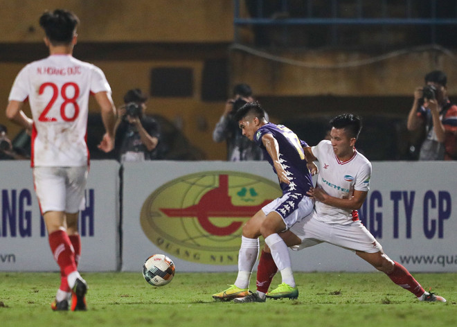 Viettel dẫn trước Hà Nội FC nhưng không giữ được lợi thế vì mất tập trung. (Ảnh: Hiển Nguyễn/Vietnam+) Vì sao Viettel thua Hà Nội FC, tuột chức vô địch dù chơi không tệ? ảnh 1