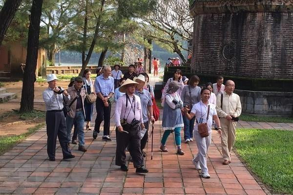 Khách du lịch tại Thừa Thiên-Huế (Ảnh: Quốc Việt/TTXVN) Doanh nghiệp Nhật Bản tìm hiểu cơ hội đầu tư tại Thừa Thiên-Huế ảnh 1