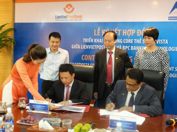 Lãnh đạo hai bên tham gia ký kết. (Nguồn: LienVietPostBank) LienVietPostBank ký hợp đồng triển khai hệ thống Core thẻ Smartvitra ảnh 1