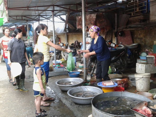 Người tiêu dùng lo lắng thực phẩm "hùa" tăng theo giá xăng ảnh 1