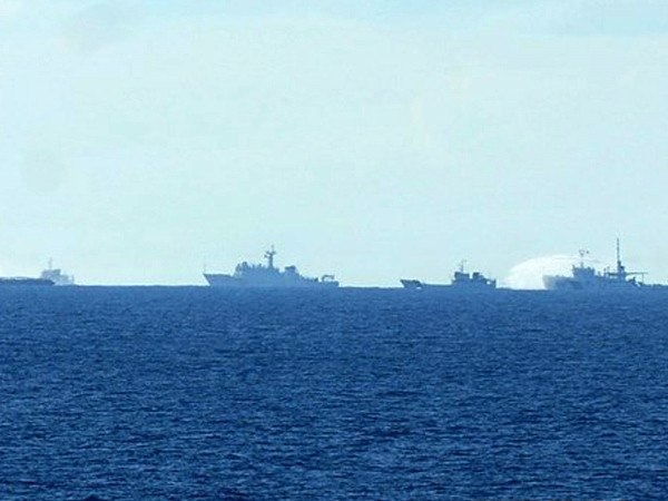 Tàu Trung Quốc tiếp tục dàn hàng ngang, vây ép tàu Việt Nam ảnh 1
