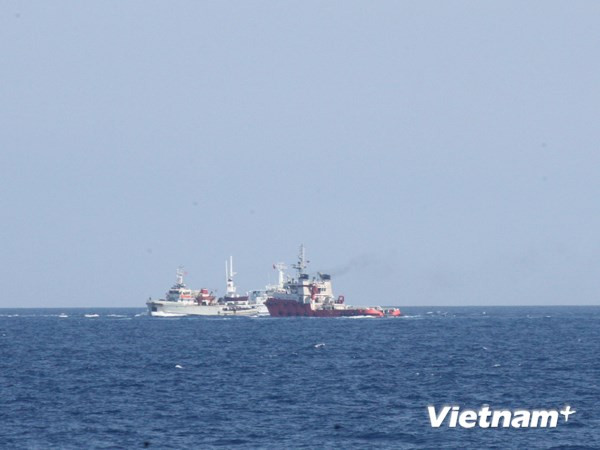 Tàu Trung Quốc ném đá và ném chai lọ sang tàu Việt Nam ảnh 1