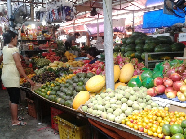 Người tiêu dùng lo lắng thực phẩm "hùa" tăng theo giá xăng ảnh 2