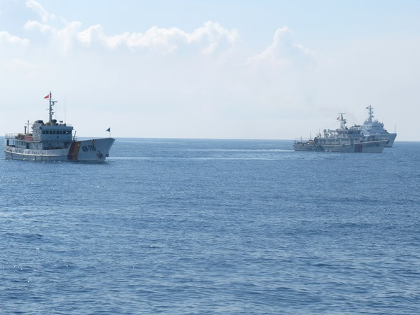 Tàu Trung Quốc tốc độ cao áp sát tàu Kiểm ngư ở khoảng cách 10-30m ảnh 1