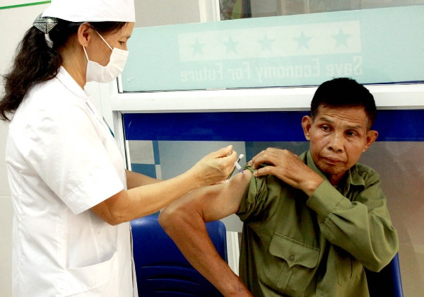 Người bị chó cắn đến cơ sở y tế để được xử lý vết thương. (Ảnh: TTXVN) Công điện khẩn về tăng cường phòng chống bệnh dại trên vật nuôi ảnh 1