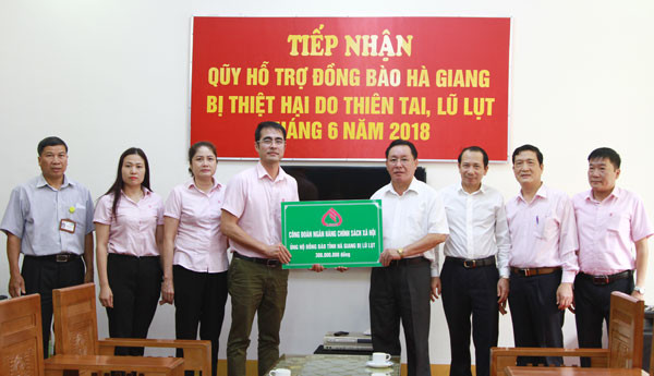 Ngân hàng Chính sách ủng hộ người dân Hà Giang, Lào Cai 600 triệu đồng ảnh 1