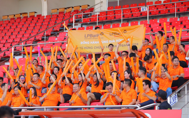 Không khí cuồng nhiệt của các cổ động viên tại Sân vận động Thống Nhất. (Ảnh: Vietnam+) 4.jpg