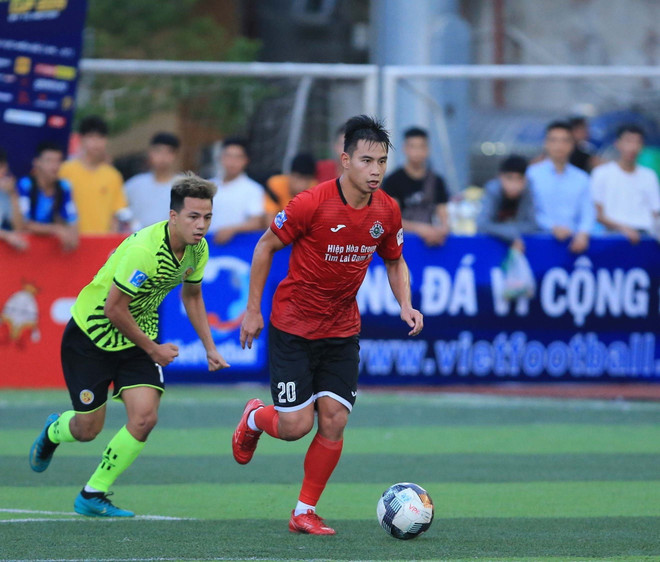 Tiền đạo tuyển Việt Nam đá 'phủi' trước ngày hội quân gây tranh cãi ảnh 1