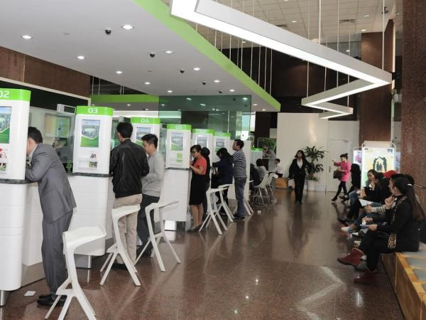 Giao dịch tại Vietcombank. (Ảnh: Vietnam+) Vietcombank và MoneyGram tiếp tục hợp tác trong 5 năm tới ảnh 1