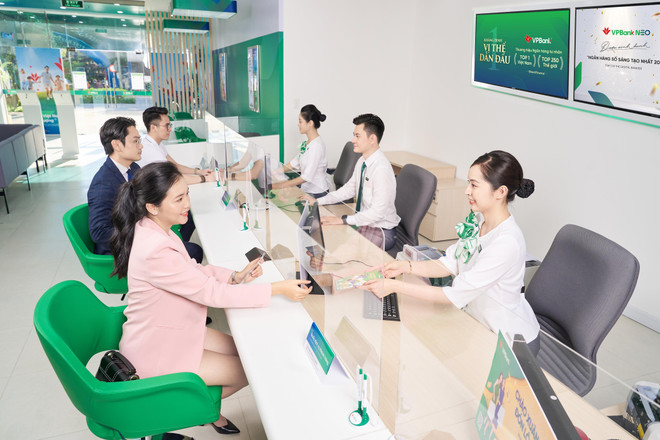 Giao dịch tại VPBank. (Ảnh: Vietnam+) Vay ‘mua xe, sửa nhà’ siêu nhanh dịp cuối năm tại VPBank ảnh 1