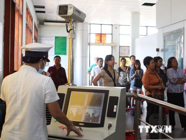 [Video] Bộ Y tế yêu cầu giám sát chặt người nhập cảnh từ châu Phi ảnh 1