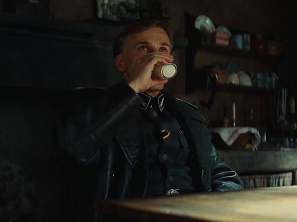 Vì sao các nhân vật phản diện thường uống sữa trong phim? ảnh 2