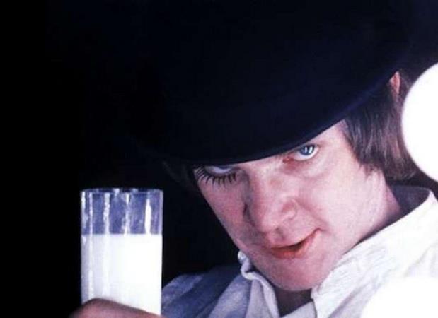 Vì sao các nhân vật phản diện thường uống sữa trong phim? ảnh 1