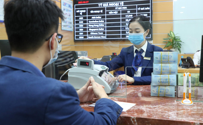 Cả lãi suất huy động và cho vay đã giảm mạnh sẽ tạo động lực cho tiêu dùng và đầu tư nhiều hơn. (Ảnh: PV/Vietnam+) Lãi suất cho vay “dễ thở,” doanh nghiệp đã tiếp cận được nguồn vốn rẻ ảnh 1