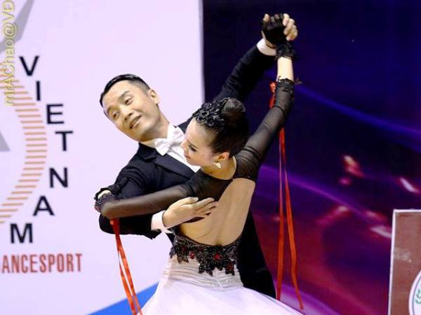 Giám khảo Bước nhảy Hoàn vũ Hồng Việt giã từ sàn đấu dancesport ảnh 1