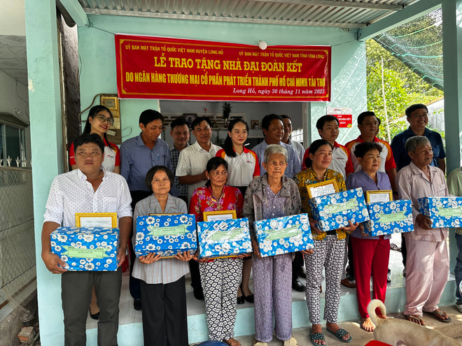Tại huyện Long Hồ tỉnh Vĩnh Long, HDBank đã trao tặng 8 căn nhà đại đoàn kết cho hộ nghèo, hộ cận nghèo trên địa bàn huyện. (Ảnh: Vietnam+) HDB2.jpg