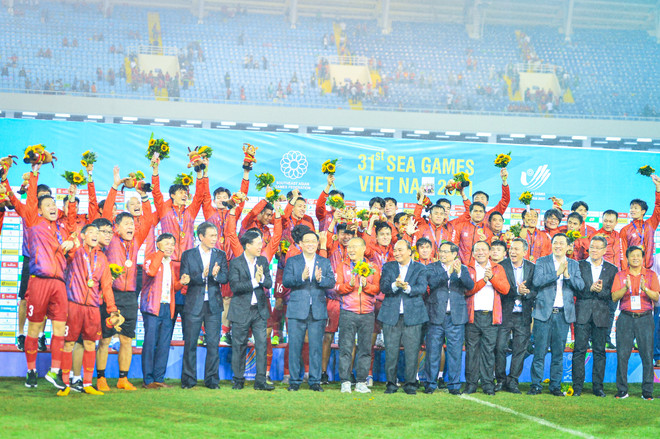 Đội tuyển U23 Việt Nam hân hoan ăn mừng tấm huy chương vàng SEA Games 31. (Ảnh: PV/Vietnam+) Tiến Linh: HCV tại SEA Games 31 là dấu ấn đặc biệt của cuộc đời ảnh 2