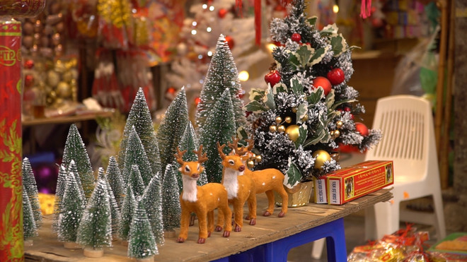 [Video] Hà Nội: Người dân rộn ràng mua sắm dịp Giáng sinh ảnh 1