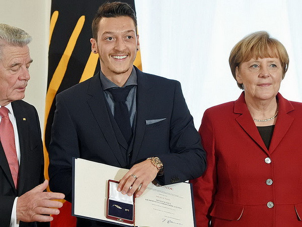 Mesut Ozil được trao giải thưởng Laureus dành cho từ thiện ảnh 1