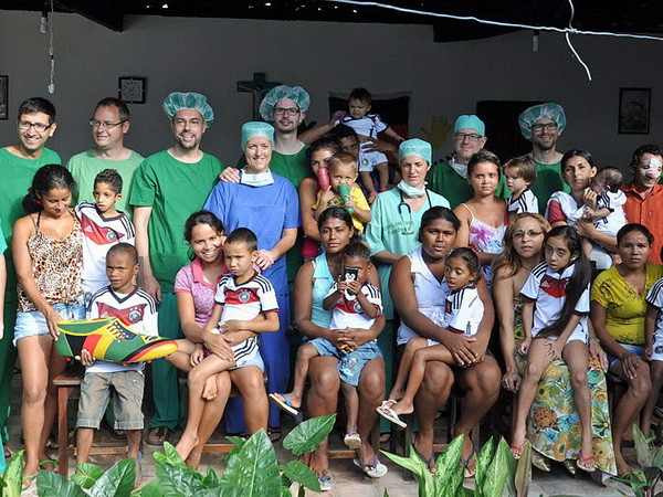 Mesut Ozil được trao giải thưởng Laureus dành cho từ thiện ảnh 2