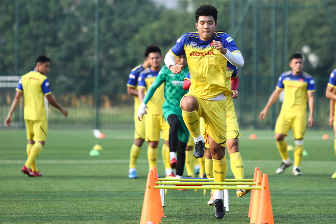 U22 Việt Nam đã thích nghi với việc thi đấu trên mặt sân cỏ nhân tạo tại SEA Games 30. (Ảnh: Nguyên An/Vietnam+) 'U22 Việt Nam nỗ lực để thỏa cơn khát huy chương vàng SEA Games" ảnh 1