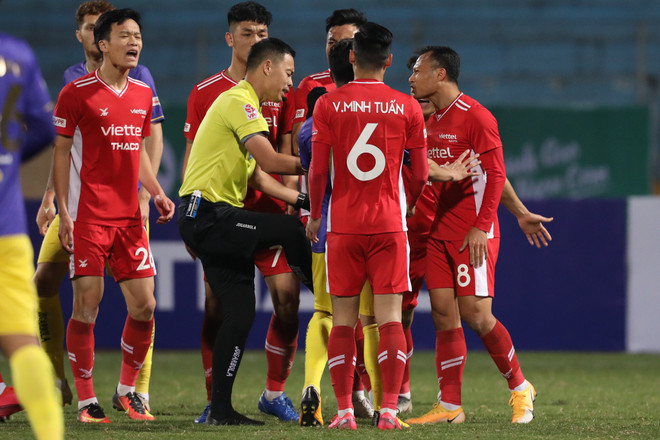 Vì sao cầu thủ Hà Nội để bóng chạm tay nhưng không bị thổi phạt đền? ảnh 1