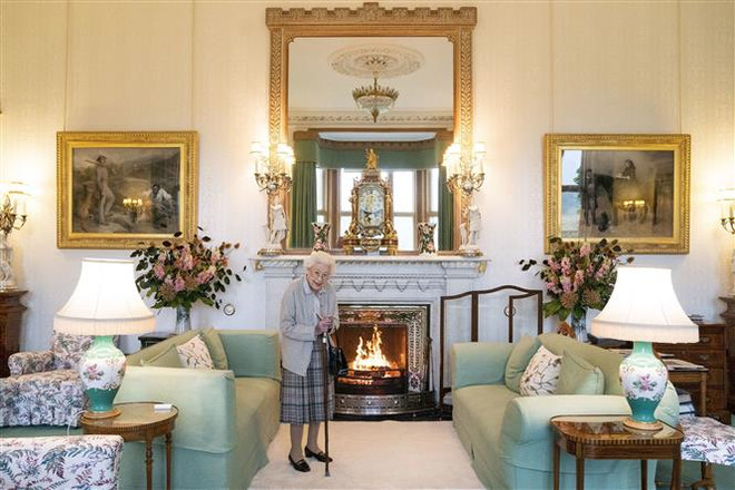 Trong ảnh (tư liệu): Nữ hoàng Anh Elizabeth II tại Lâu đài Balmoral ở vùng Scotland ngày 6/9/2022. (Ảnh: AFP/ TTXVN) Nữ hoàng Anh Elizabeth II qua đời, hưởng thọ 96 tuổi ảnh 2
