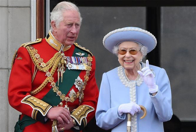 Trong ảnh (tư liệu): Nữ hoàng Anh Elizabeth II (phải) và Thái tử Charles tại lễ diễu hành mừng Đại lễ Bạch Kim của Nữ hoàng, ở London ngày 2/6/2022. (Ảnh: AFP/ TTXVN) Nữ hoàng Anh Elizabeth II qua đời, hưởng thọ 96 tuổi ảnh 1