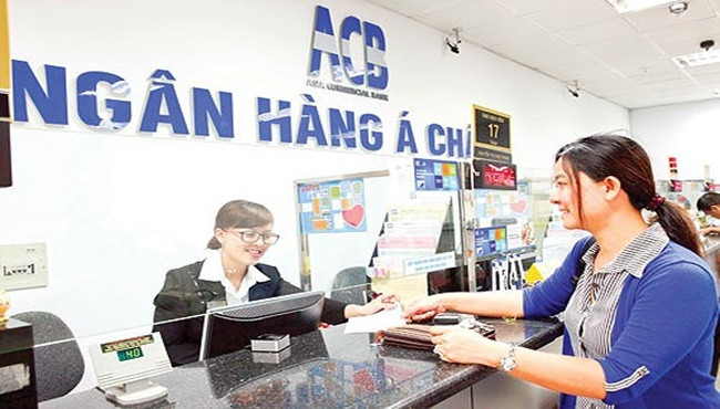 Giao dịch tại ACB. (Ảnh: CTV/Vietnam+) ACB được chấp thuận tăng vốn điều lệ lên 27.000 tỷ đồng ảnh 1