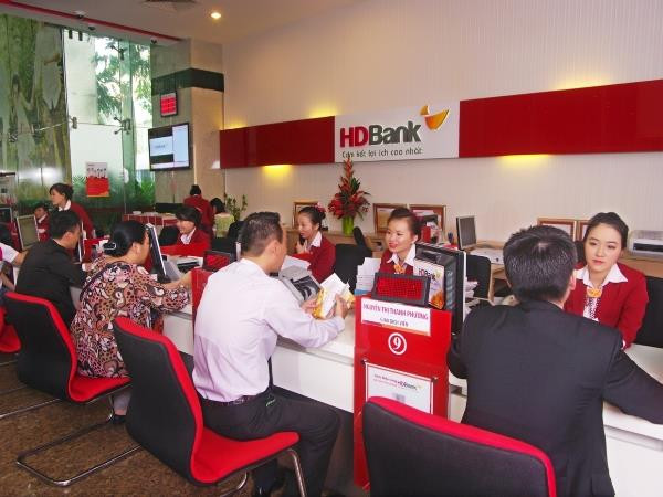 Giao dịch tại HDBank. (Ảnh: CTV) HDBank tặng 5 triệu đồng cho khách hàng mở mới tài khoản ảnh 1