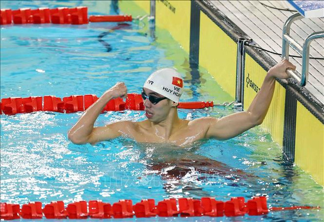 Vận động viên Nguyễn Huy Hoàng ăn mừng đầy cảm xúc sau khi biết bản thân phá kỷ lục SEA Games. (Ảnh: Phạm Kiên/TTXVN) Kình ngư Huy Hoàng giành HCV thứ hai, phá kỷ lục SEA Games ảnh 2