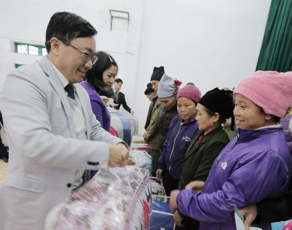 Mang về những mùa Xuân yêu thương đến với bà con miền núi ảnh 1