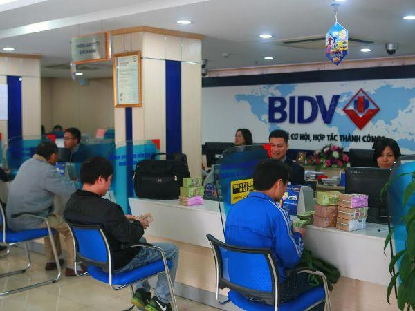 Giao dịch tại BIDV. (Ảnh: CTV) Người vay vốn phải làm gì khi lãi suất có xu hướng tăng? ảnh 1