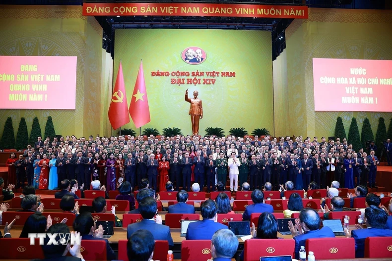 Ban Chấp hành Trung ương Đảng Cộng sản Việt Nam khóa XIV ra mắt Đại hội. (Ảnh: TTXVN)
