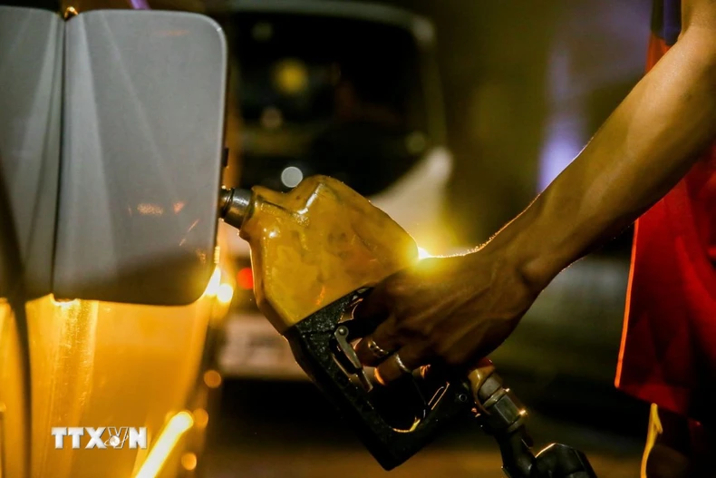 Bơm xăng cho phương tiện tại trạm xăng. (Ảnh: THX/TTXVN)