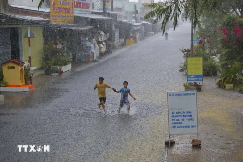 Mưa lớn tại thành phố Vị Thanh, tỉnh Hậu Giang chiều 10/4/2025. (Ảnh: Duy Khương/TTXVN)
