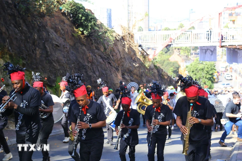Các nghệ sỹ kèn biểu diễn nhạc cùng người diễu hành. (Ảnh: Hồng Minh/TTXVN)