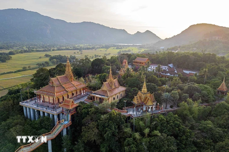 Nhìn từ xa, ngôi chùa Khmer như lơ lửng giữa không trung với bạt ngàn rừng núi bao quanh, trở thành điểm đến của du khách mỗi khi ghé thăm xã Tri Tôn. (Ảnh: Khánh Hòa/TTXVN)