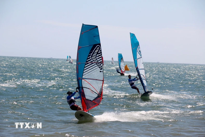 Vận động viên bức tốc về đích tại Giải Lướt ván buồm quốc tế Fun Cup 2025. (Ảnh: Nguyễn Thanh/TTXVN)