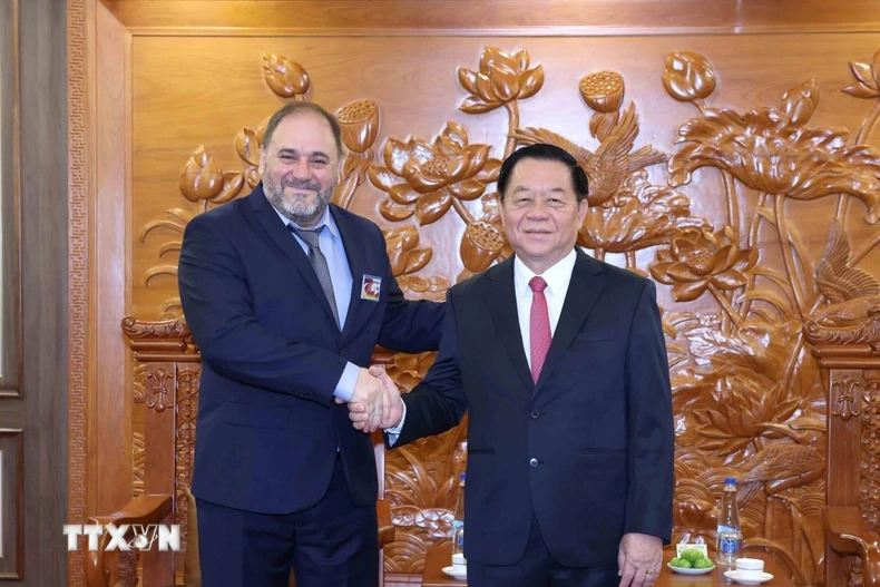 Trưởng Ban Tuyên giáo và Dân vận Trung ương Nguyễn Trọng Nghĩa và đồng chí Guillermo Rehermann Armesto, Ủy viên Bộ Chính trị, Bí thư Trung ương phụ trách tổ chức và chính sách cán bộ Đảng Cộng sản Uruguay. (Ảnh: Phương Hoa/TTXVN)