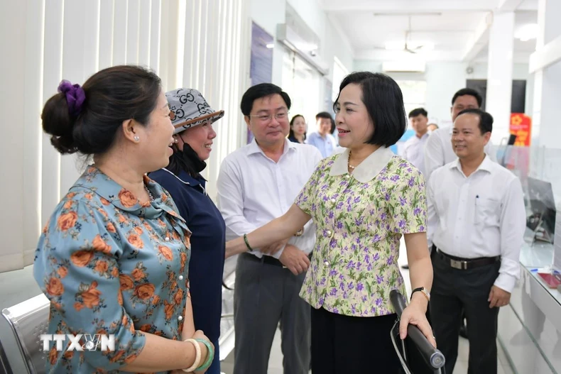 Phó Chủ tịch Quốc hội Nguyễn Thị Thanh kiểm tra hoạt động tại Trung tâm hành chính công xã Bến Lức. (Ảnh: Bùi Giang/TTXVN)