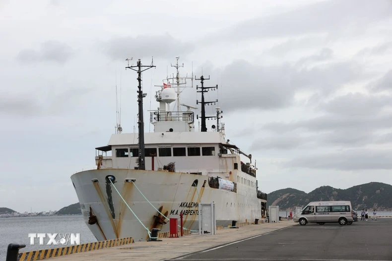 Tàu “Viện sĩ Lavrentyev” - một trong những có tàu nghiên cứu biền hiện đại về địa chất, địa vật lý và hải dương học của Liên Bang Nga, với sự tham gia của 30 nhà khoa học Nga và Việt Nam cập cảng Cam Ranh tháng 10/2025. (Ảnh: Đặng Tuấn/TTXVN)