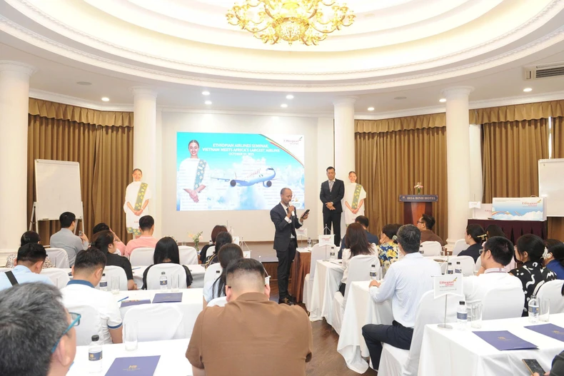 Ông Leulseged Desalegn, Giám đốc đại diện Ethiopian Airlines tại Việt Nam chia sẻ tại hội thảo.